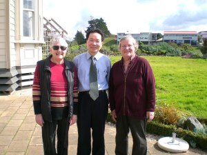 2. Lake House Arts Centre 사무처 관계자들 코리안 가든 Barry's Point 유치에 환영을 표하며 행복해 하는 모습, 22 August 2008