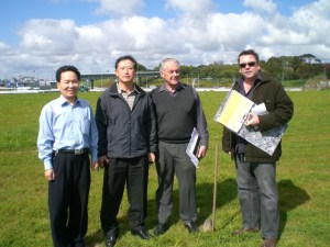 Korean Garden Working Group 앙측(City-KGC) 협상단 Barry's Point 현장 방문.  시측: Martin Laws 타카푸나 구의회 의장,  Richard Hughs 공원정책 계획 담당공무원.  24 September 2008