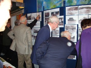 참전용사들의 60년 전 자신들이 겪었던 전쟁터 현장의 사진에 열띤 관심, 코리안 가든 트러스트, 기증사진 전시회 - 26 June 2009