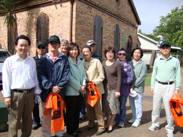 Korean Garden voluntary work at PumpHouse, Pupuke Lake - 17th Oct 09 Pic14