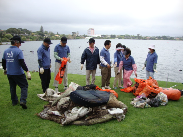 Korean Garden voluntary work at PumpHouse, Pupuke Lake - 17th Oct 09 Pic6