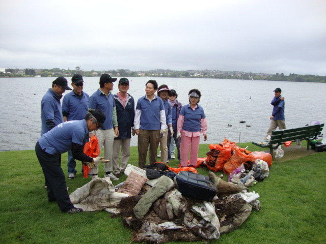 Korean Garden voluntary work at PumpHouse, Pupuke Lake - 17th Oct 09 Pic5