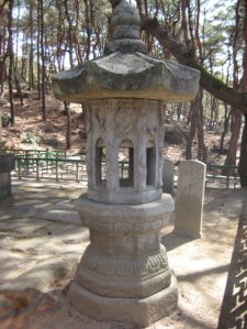 남국정사에서 기증하시게 될 석등은 유첨사진과 같이 여주신륵사 석등(한국의 보물로 지정되어 있음)과 법주사 쌍사자 석등(한국의 국보로 지정되어 있음)중의 하나가 될 것이라고 하십니다.